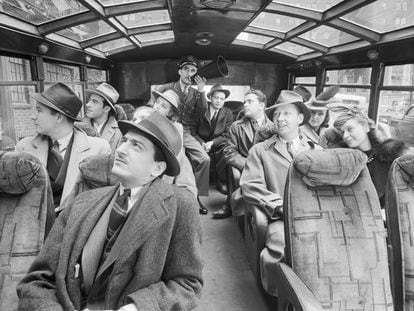 Unos cuantos pasajeros, demasiado juntos para los estándares actuales post-pandemia, comparten un autobús turístico en Nueva York en 1940. 