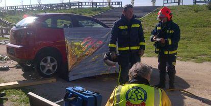 Efectivos de bomberos y de Emergencias Madrid, en el lugar del accidente.