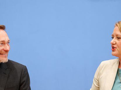 La ministra de Familia alemana, Lisa Paus, conversaba con el titular de Finanzas, Christian Lindner, durante una conferencia de prensa este lunes en Berlín.