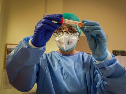 Un médico sostiene un vial con una muestra del coronavirus detectado en Italia. EFE/EPA/MATTEO CORNER