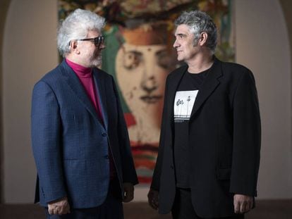 Pedro Almodóvar y Jorge Galindo delante de la obra ‘Lo opuesto a la meditación’, en Tabacalera. En vídeo, las declaraciones del director durante la apertura de la exposición.