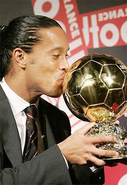 Ronaldinho recibe el Balón de Oro