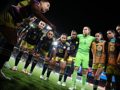 Jugadoras de la selección de Colombia antes de su partido contra Inglaterra.