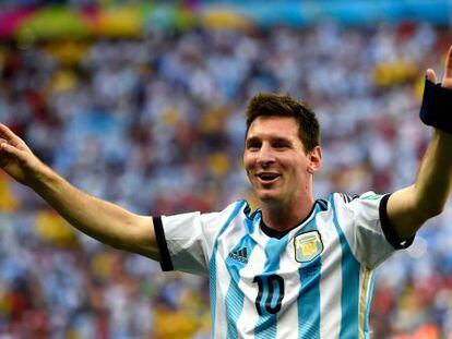 Messi canta con la afici&oacute;n argentina.