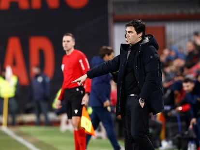 Andoni Iraola, durante un partido de la Liga entre el Rayo Vallecano y el Almería, en el estadio de Vallecas el 6 de febrero.