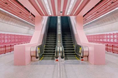 Estación de metro, Singapur

Pocas estaciones encontrarás tan llamativas como esta. Por su vibrante color, todo apunta a que podría ser la estación de Redhill.