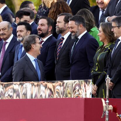 El presidente del PP, Alberto Núñez Feijóo, conversa con el líder de VOX, Santiago Abascal, durante el acto solemne de homenaje a la bandera nacional y desfile militar en el Día de la Hispanidad, a 12 de octubre de 2022, en Madrid (España). Los actos por el Día de la Fiesta de la Hispanidad comienzan con el izado de la Bandera Nacional y el homenaje a los que dieron su vida por España, al que siguen los desfiles aéreo y terrestre de distintas unidades en los que participan más de 4.000 militares, 150 vehículos y cerca de 220 caballos, a los que se suman 84 aeronaves. La tribuna presidida por los Reyes se encuentra en la plaza de Lima y este año la princesa Leonor no asiste al desfile al encontrarse estudiando en Gales. ‘Todos trabajamos por un fin común’ es el lema que el Ministerio de Defensa ha elegido para los actos de este año por la Fiesta Nacional.
12 OCTUBRE 2022;FIESTA NACIONAL;4.000 MILITARES;DESFILE;FIESTA DE ESPAÑA;ESPAÑA;DESFILE;MILITARES
Eduardo Parra / Europa Press
12/10/2022