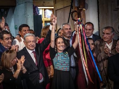 Claudia Sheinbaum recibe el bastón de mando del presidente Andrés Manuel López Obrador, en Ciudad de México, el 7 de septiembre de 2023.