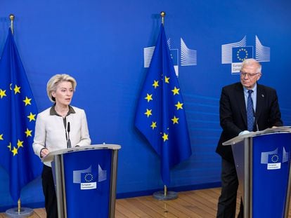 La presidenta de la Comisión Europea, Ursula von der Leyen, y el alto representante para la Política Exterior de la UE, Josep Borrell, en su comparecencia este domingo en Bruselas.