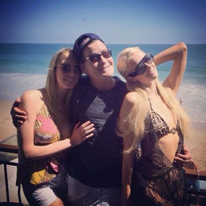 Charlie Sheen junto a Paris Hilton y su novia Scottine en una fiesta en Malibú.