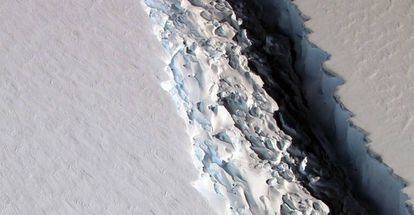 Fotografia del 13 de julio de 2017, que refleja la fractura de un gigantesco iceberg en la Antártida.