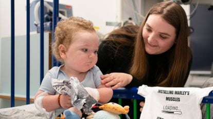 Rosie-Mae Walton mira a su hijo Marley después de que este recibiera el fármaco contra la atrofia muscular espinal Zolgensma en un hospital de Sheffield (Reino Unido), en septiembre de 2021.