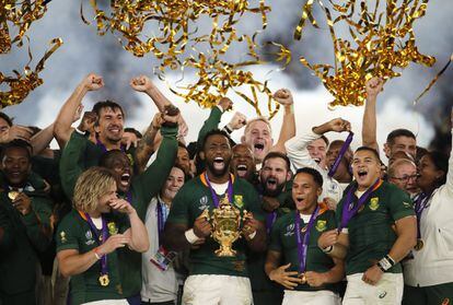 Siya Kolisi, primer capitán de los Springboks de raza negra que gana un Mundial, alzó el trofeo al cielo de Yokohama. "Tenemos muchos problemas en nuestro país, tenemos diferentes culturas, razas... pero hemos demostrado que somos capaces de cualquier cosa si trabajamos juntos", señaló emocionado tras el encuentro.