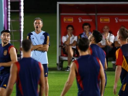 Luis Enrique dirige el sábado en Doha el entrenamiento de España previo al partido contra Alemania de este domingo.