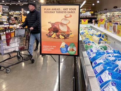 Un hombre hace la compra en un supermercado de Glenview, Illinois, en el que se venden pavos para el día de Acción de Gracias.