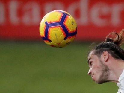 Gareth Bale cabecea un balón durante el último Eibar-Madrid (3-0).