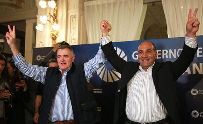 Juan Manzur (dcha) celebra con Osvaldo Jaldo su reelección como gobernador de la provincia de Tucumán.