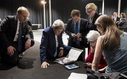 Kerry mira en una tableta el discurso de Obama en Washington sobre el pacto