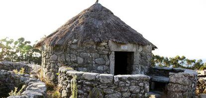 Reconstrucción de una casa castrexa en Santa Trega (A Guarda), repetida hasta la extenuación por los libros de texto.