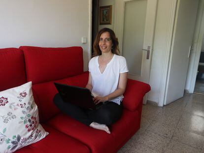 Vanessa Avello, insertadora laboral, realizando teletrabajo desde su domicilio.