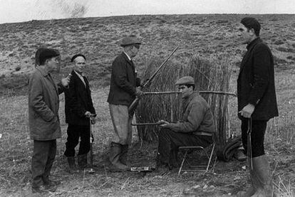 Franco, en el centro, durante una cacería.