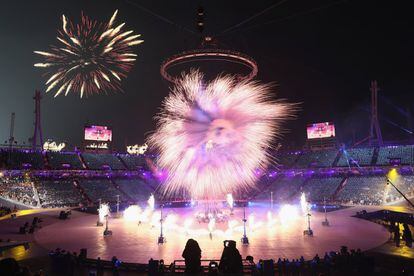 Vista general de l'estadi olímpic de Pyeongchang durant una de les actuacions de la cerimònia d'inauguració dels Jocs Olímpics d'Hivern 2018.