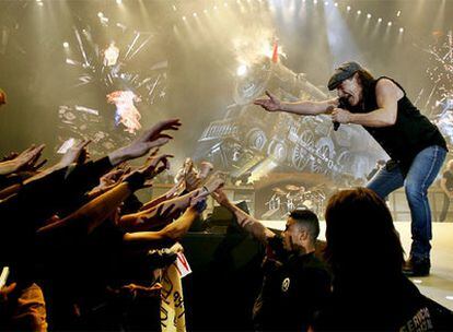 Brian Johnson, líder de AC/DC, durante el concierto