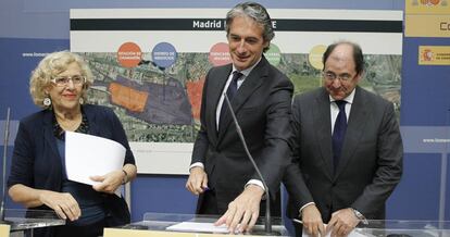 Manuela Carmena, alcaldesa de Madrid; Íñigo de la Serna, ministro de Fomento, y Antonio Béjar, presidente de Distrito Castellana Norte, en la presentación la pasada semana del proyecto Madrid Nuevo Norte.