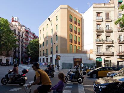 La Carbonería, restaurada y vista desde la calle con el hueco para la Gran Avenida que nunca pasó.