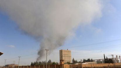 Columna de humo dejada tras el bombardeo de Ras al-Ain.