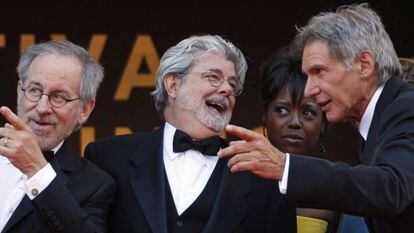 Steven Spielberg, George Lucas, y Harrison Ford en la premiere de &#039;Indiana Jones y el reino de la calavera de cristal&#039; en 2008 en el Festival de Cannes.