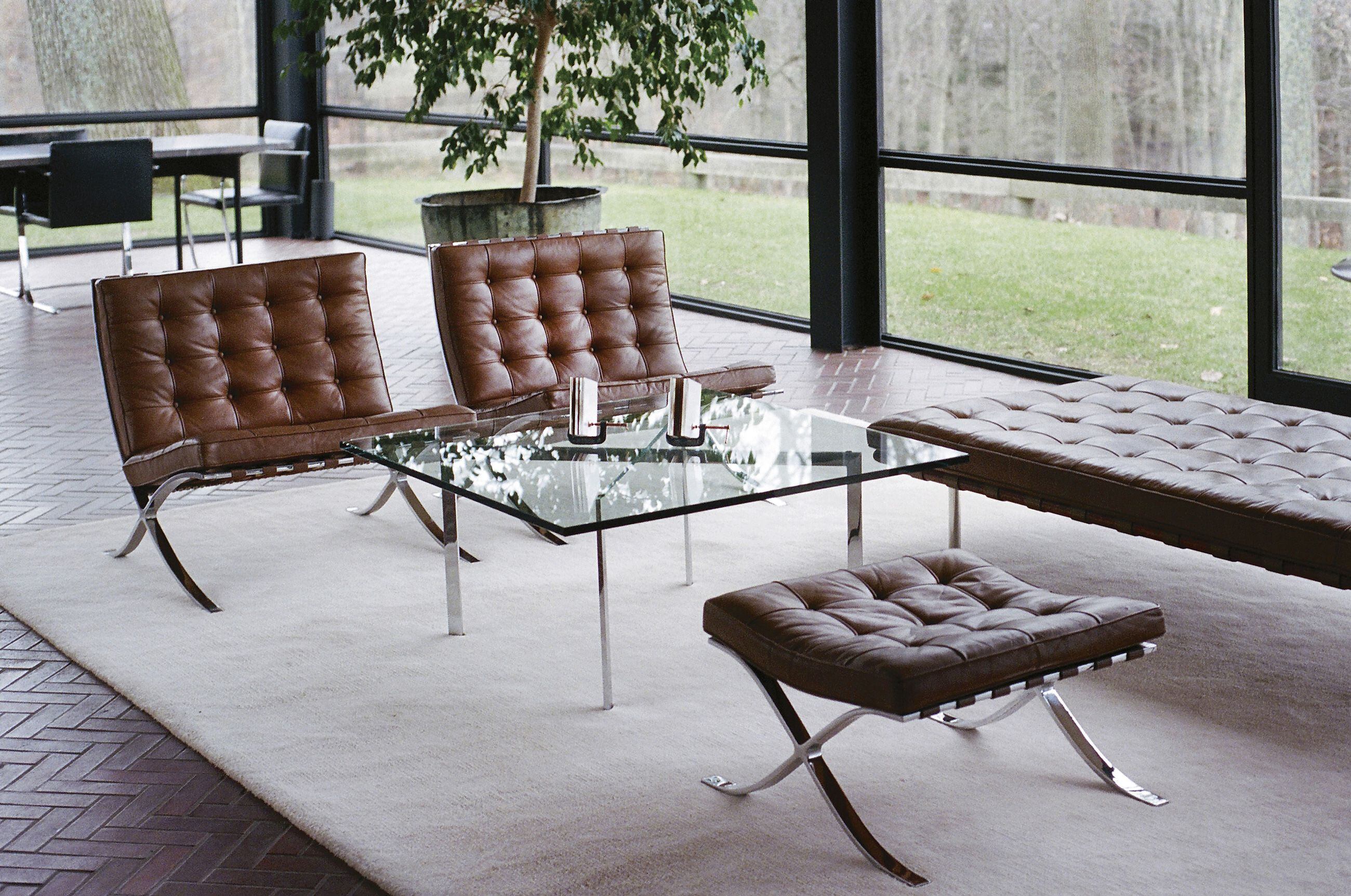 El mobiliario del salón es de Mies van der Rohe. Las sillas se las encargó directamente Johnson. 
