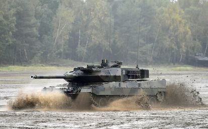 Un tanque Leopard cruza un río durante un entrenamiento del ejército alemán, en Munster (Alemania) el 9 de octubre del 2015.