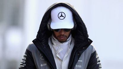 Lewis Hamilton a su llegada al circuito, este sábado.