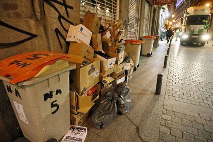 Montones de basura acumulados junto a una calle c&eacute;ntrica de Madrid en 2009.