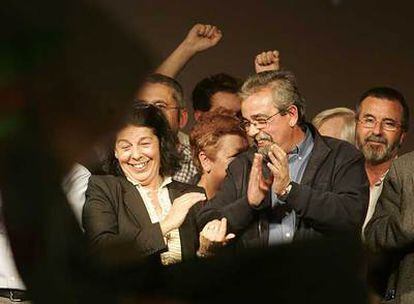 Inés Sabanés y Ángel Pérez, durante el cierre de campaña en el Matadero de Arganzuela.