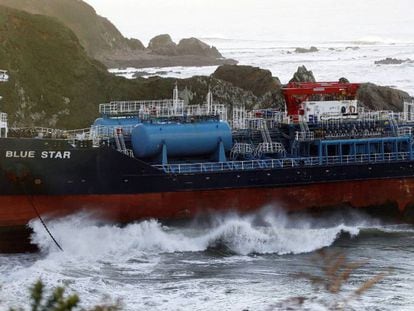 El buque mercante 'Blue Star', encallado este sábado en Ares (A Coruña).