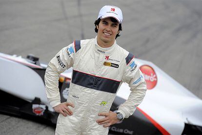 Sergio Pérez posa con el nuevo Sauber.