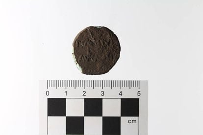 Reverso de una de las monedas romanas halladas en el yacimiento de Manzaneda