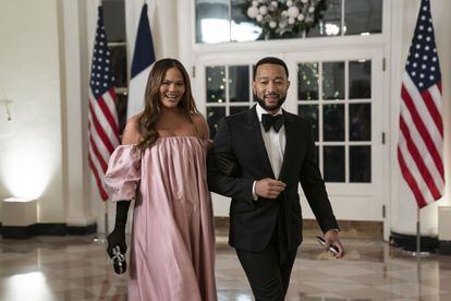 El cantante John Legend acudió junto a su mujer, la modelo Chrissy Teigen, quien celebró su 37º cumpleaños el miércoles. El matrimonio está a la espera de la llegada de su tercer hijo. 