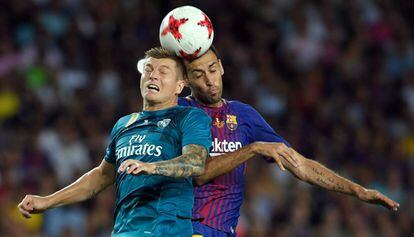 Busquets disputa el bal&oacute;n con Kroos. 