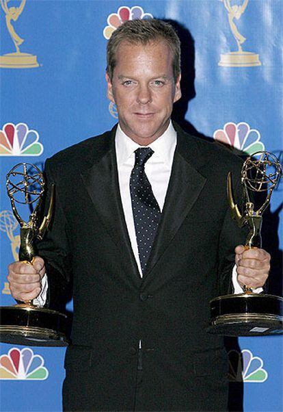 Kiefer Sutherland posa con premios conseguidos por '24'.