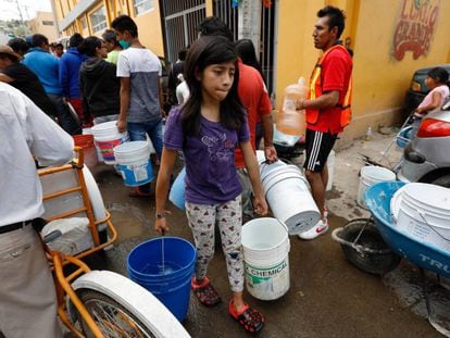 Una niña carga agua para su casa en Ciudad de México. 