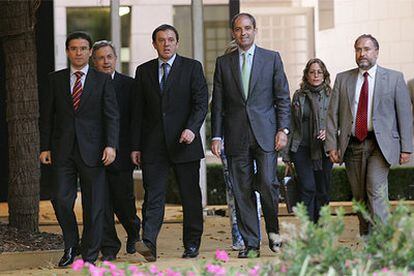 Joan Ignasi Pla y Francisco Camps (en el centro de la imagen), el lunes tras el acuerdo sobre el Estatuto.