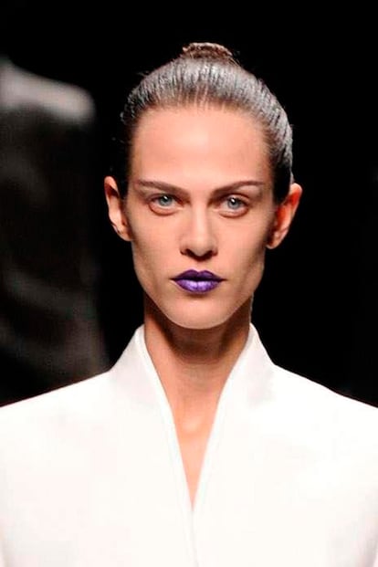 Una de nuestras tendencias preferidas (y más atrevidas) de las últimas temporadas son los labios oscuros. Como los vistos en el desfile de primavera de Haider Ackerman, violeta intenso y con un toque metalizado.