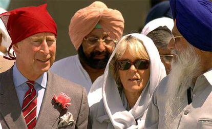 El Príncipe Carlos y su esposa Camila visitan el templo de Sikh al norte de la India. La pareja real están en un recorrido por la India.