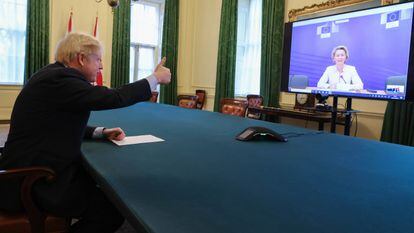 El primer minisro británico, Boris Johnson, hace señal de ok con la mano durante una videoconferencia con la presidenta de la Comisión Europea, Ursula von der Leyen.