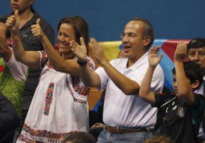 El presidente de M&eacute;xico, Felipe Calderon, junto a su esposa, en los juegos panamericanos celebrados este fin de semana en Guadalajara.