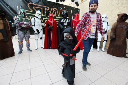 Un hijo y su padre durante una exhibición de personajes de Star Wars en Ciudad Juárez (México), el 5 de diciembre de 2015.