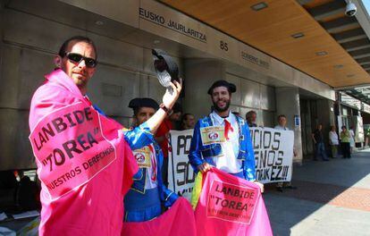 Protesta de colectivos sociales ante la sede del Gobierno vasco, en Bilbao.